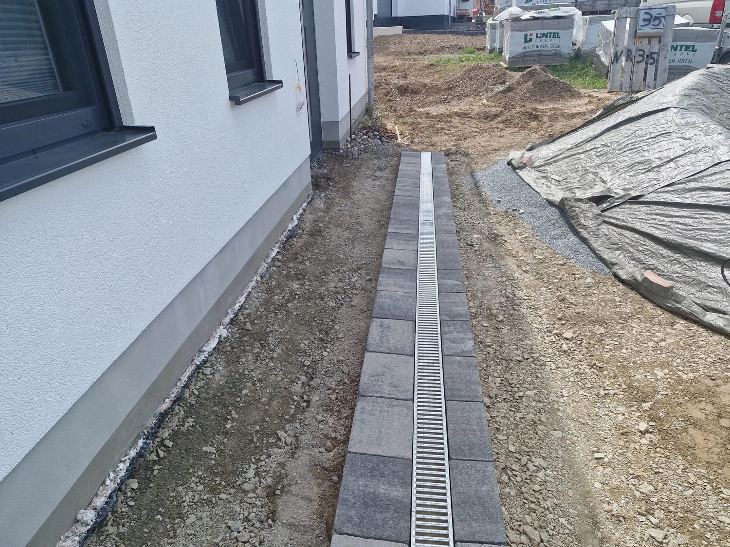 Entwässerungsrinne entlang einer Hauswand
